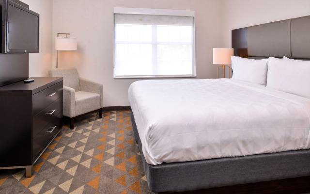 Holiday Inn & Suites Dallas-Addison, an IHG Hotel