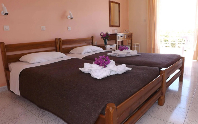 Leonidas Hotel and Studios