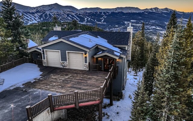 Slopeview Sanctuary 4 Bedroom Home by RedAwning