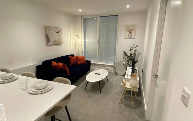 Lakeside - Central Apartment - Free Parking - Cinema Room