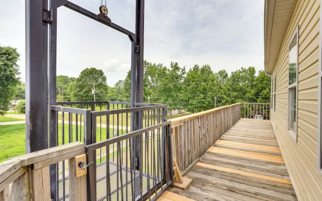 Tennessee River Retreat: Multi-level Deck & Views