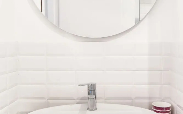 JOIVY Bright Apartment in De Angeli near Subway