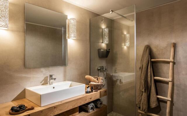 Khroma Luxury Suite 1 Beach front apartment