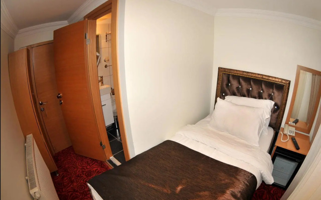 Palace Point Hotel