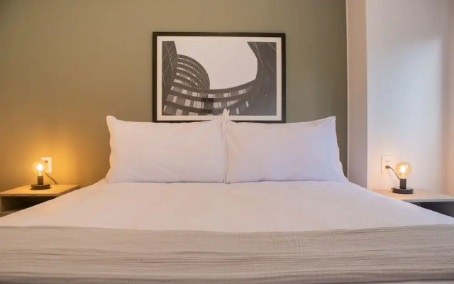 w Elegant 2BR w/ Great Balcony in Miraflores