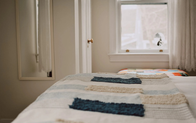 Hill Road Manor Bed & Breakfast