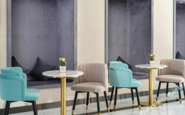 Xana Hotelle (Jokhang Temple at Potala Palace in Lhasa)