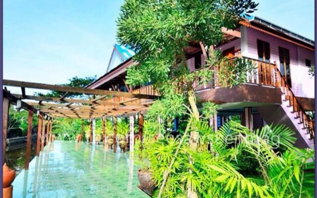 Aioun At Amphawa