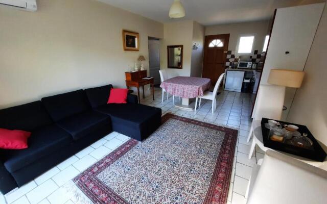 Coquet T2 ,terrasse,parking ,4 kms d Avignon