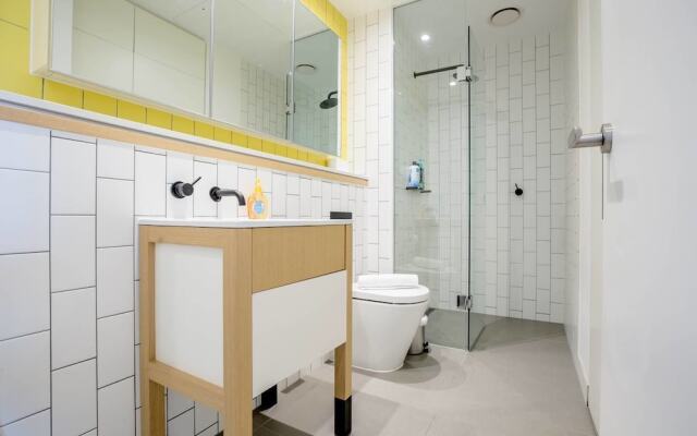 87 Docklands 2BD 2BTH Waterside with Carpark