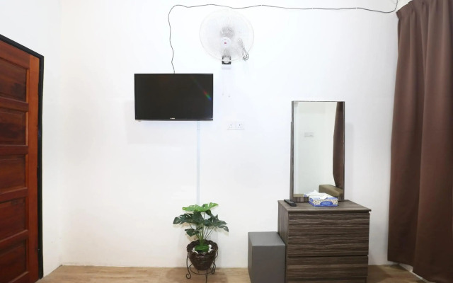 Super OYO 89678 Ady Hotel