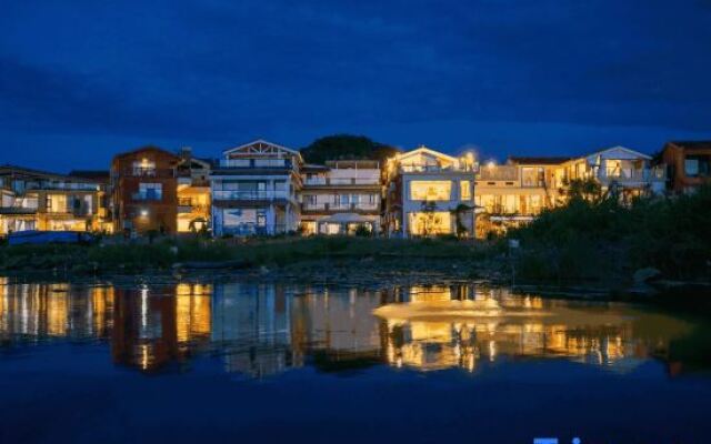 Yewang Su Lake View Light Luxury Hostel