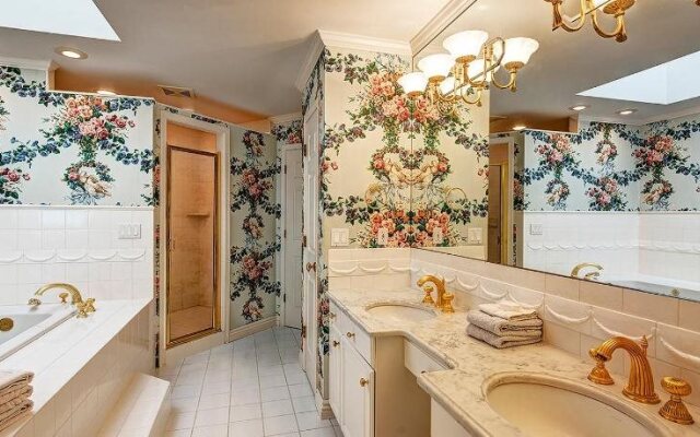 Sea Mist Waterfront Inn