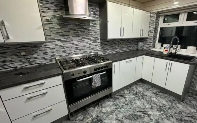 Smethwick - House - Sleeps 8 - Parking