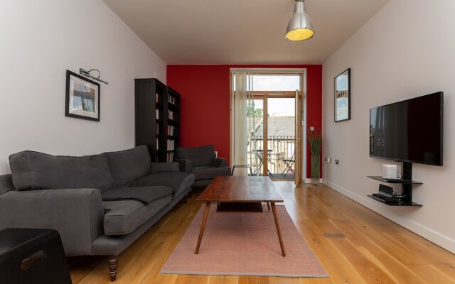 2 Bedroom Apartment in West Hampstead With Balcony