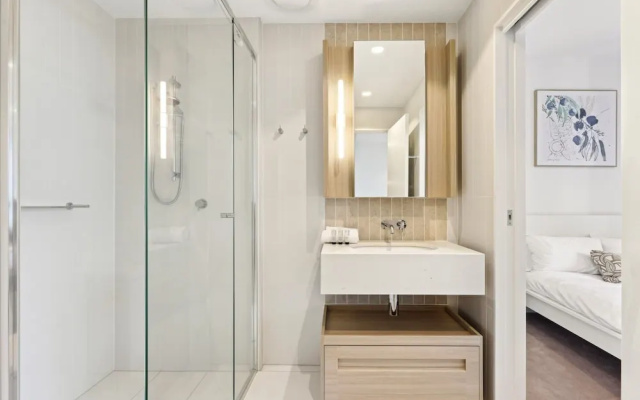 Brisbane 1BR With Pool, Spa, Sauna and Balcony – Guest Rooms – Brisbane