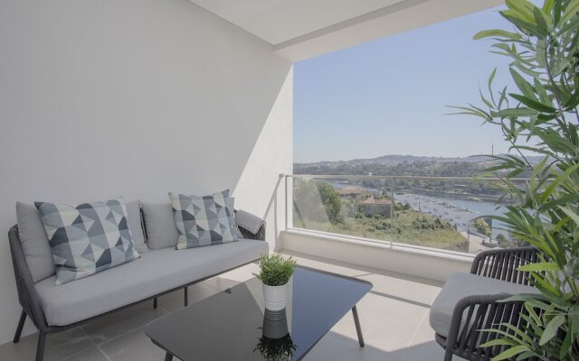 Liiiving - Luxury River View Apartment III