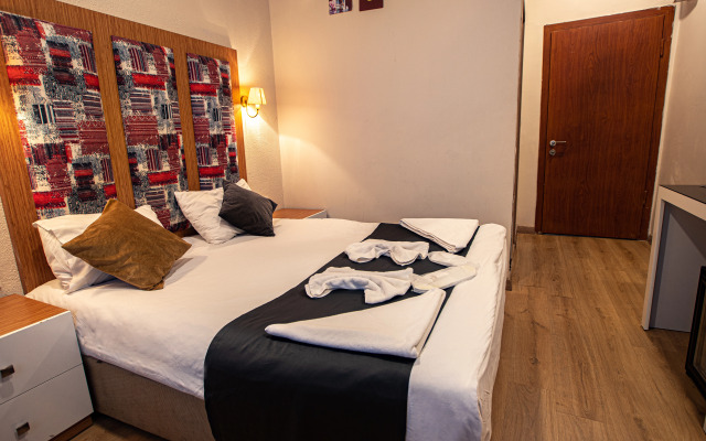 La Pazza Suites Hotel