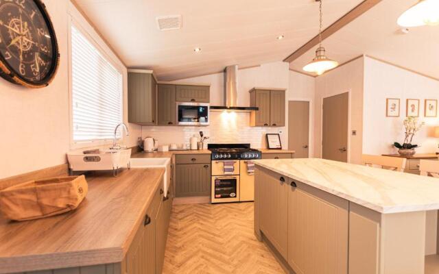 Hemingway Lodge with Hot Tub