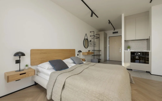 Horse Racing View 8th Floor by Renters