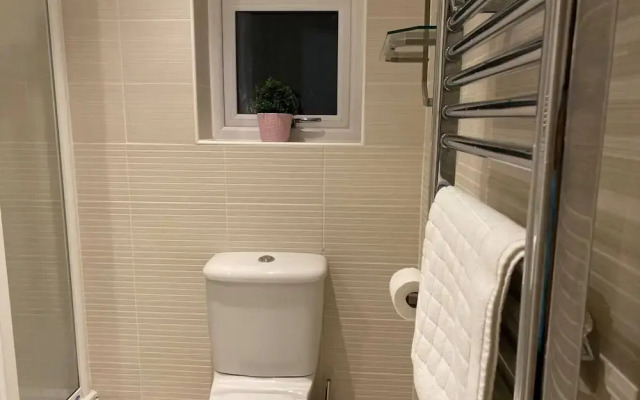 4-bed House With Private Garden in Barnsley!