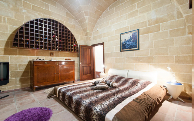 Spacious Villa with Pool and Jacuzzi