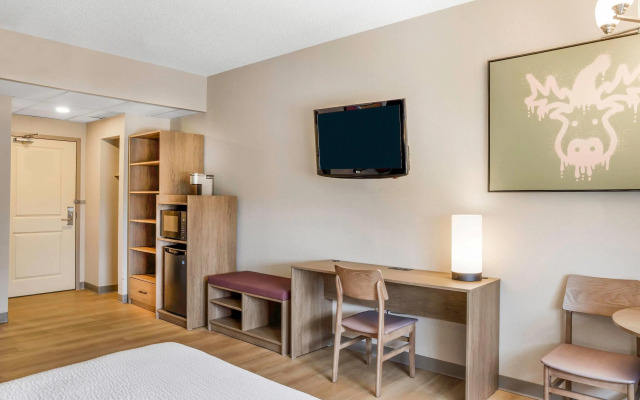 Days Inn & Suites by Wyndham West Edmonton