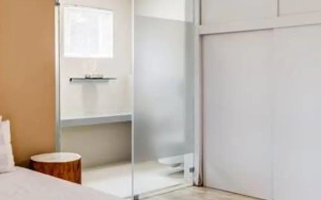 Beachy Apartment w Pool Ocean Views Beach Steps