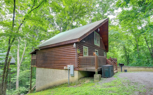 Sevierville Vacation Rental w/ Hot Tub & Grill