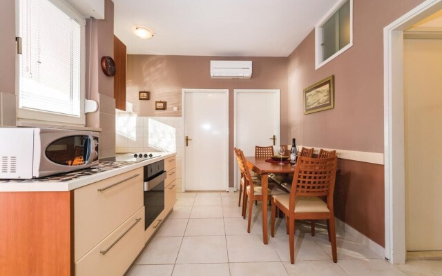 Nice Apartment in Novigrad With 4 Bedrooms
