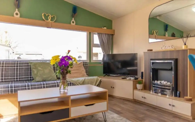 Tattershall Lakes Private Hot Tub Lodge - Sleeps 6