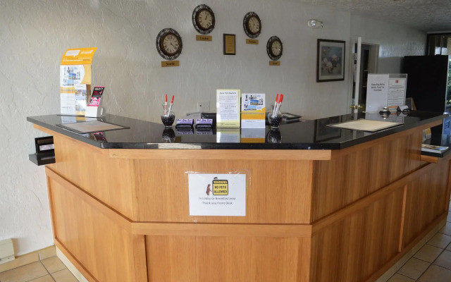 Econo Lodge Inn & Suites Spokane