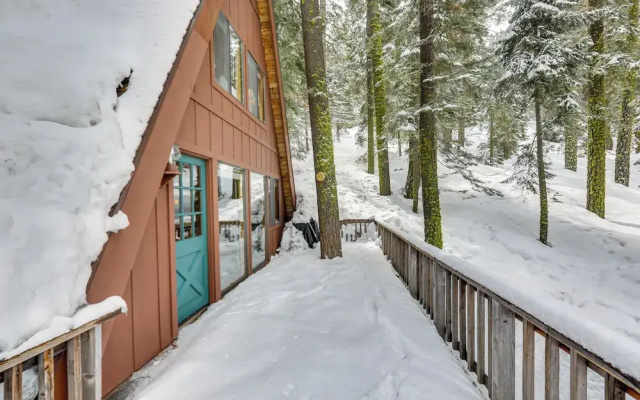 Rustic Truckee Cabin w/ Donner Lake Views!