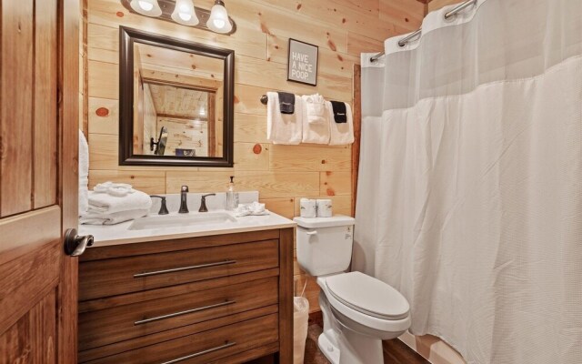 Smokey Treats 5 Bedroom Cabin by RedAwning