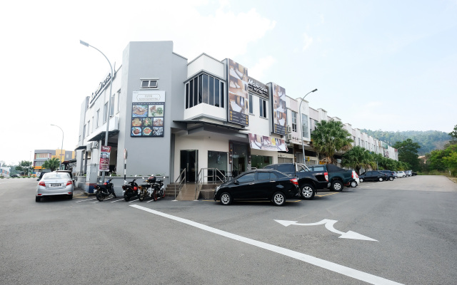 Super OYO 43935 Mancalin Hotel