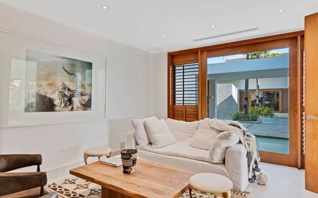 Modern Oasis Stunning Views of Golf Course River