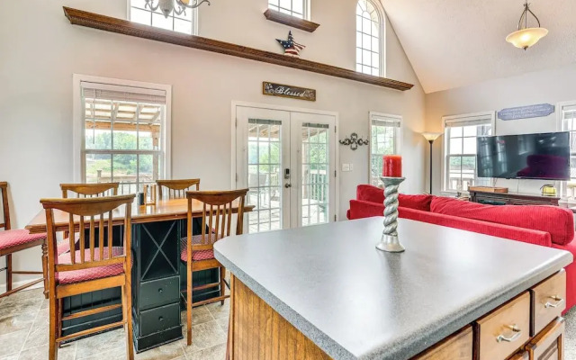 Tennessee River Retreat: Multi-level Deck & Views