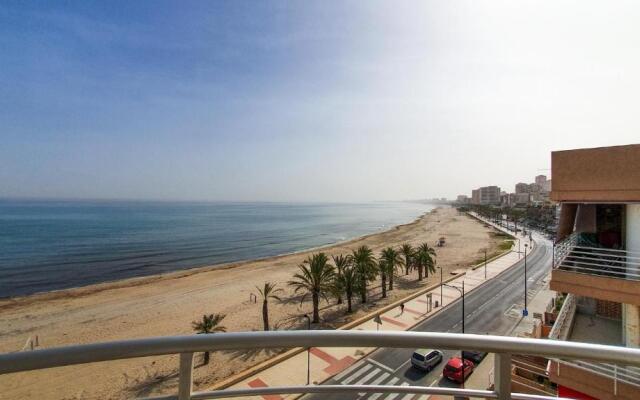 Ático en 1ª línea con impresionantes vistas al mar