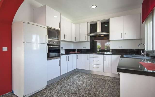 Villa - 12 Bedrooms with Pool and WiFi - 104986