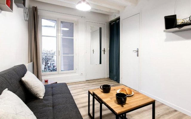 Refurbished Central Paris Flat by GuestReady