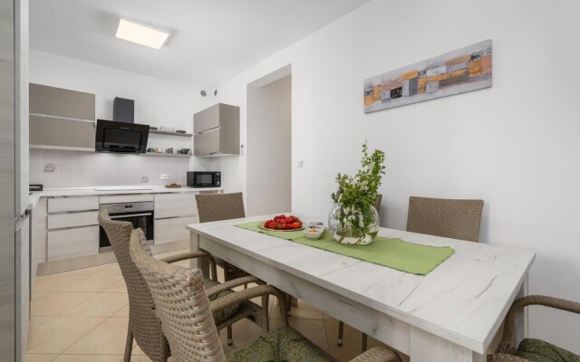 Beautiful Home in Vabriga With Jacuzzi, Wifi and 3 Bedrooms