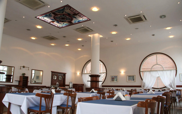 Hotel Reviens