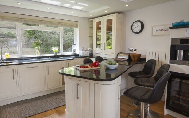 6 Knowle Court
