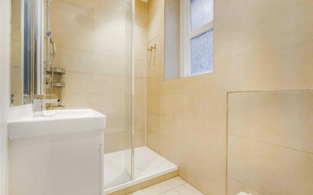 Beautiful flat Next to Victoria Station