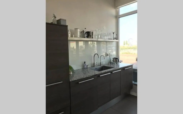 Large and cosy house on the water: free Parking