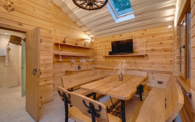 Brook Barn with Sauna & Hot Tub