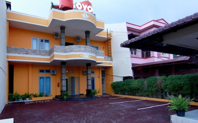 OYO Living 1332 Almonsari Residence