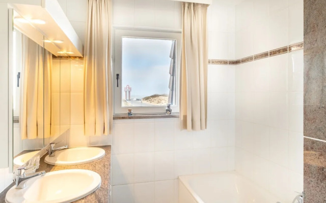 Hawthorn 2-1 Centrally Located and Near the Beach