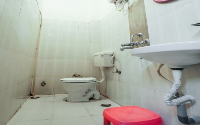 OYO 28122 Hotel C M Plaza