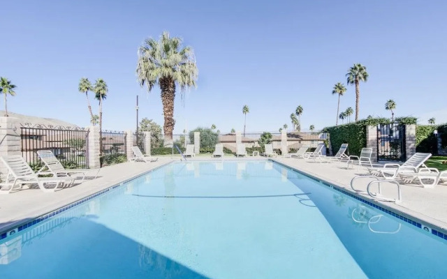 2BR Fabulous Palm Desert Condo by RedAwning